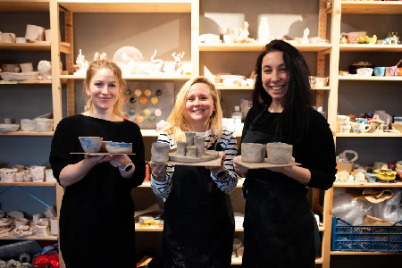 Kurz výroby keramického snídaňového setu – účastnice s hotovými výrobky